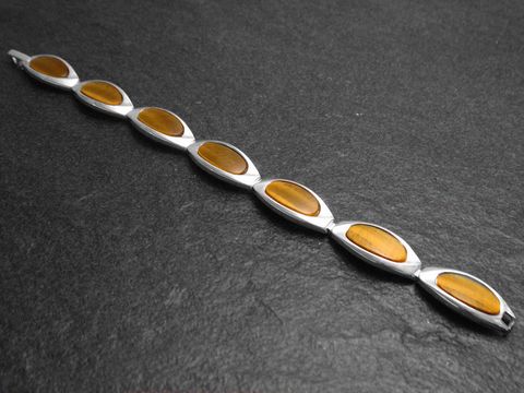 Silberarmband rhodiniert mit modernem Design, 18,5 cm lang, eingelegte hellbraune Tigeraugensteine, exklusiv hergestellt von Juwelier Harnisch.