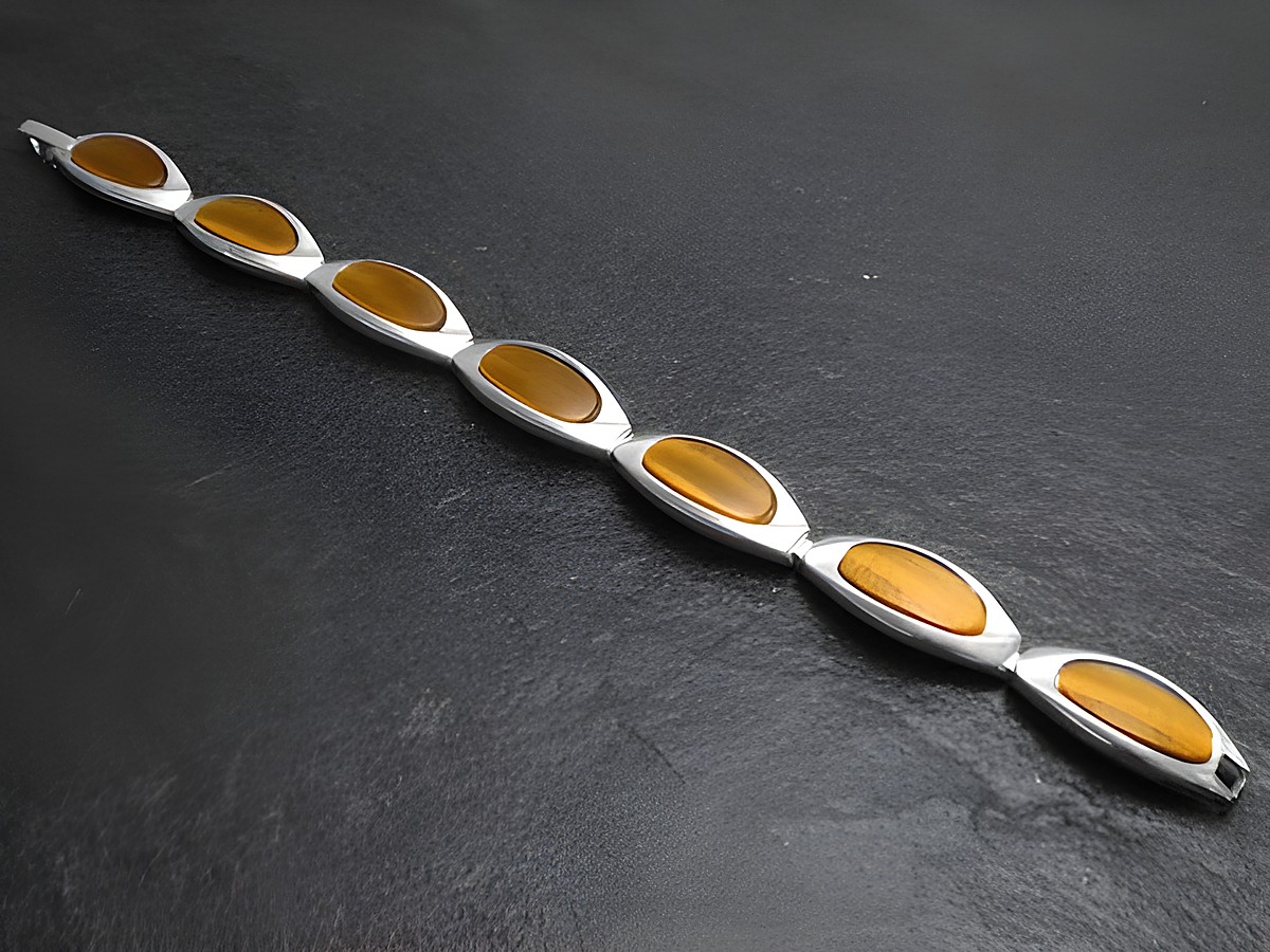 Silberarmband rhodiniert mit modernem Design, 18,5 cm lang, eingelegte hellbraune Tigeraugensteine, exklusiv hergestellt von Juwelier Harnisch.