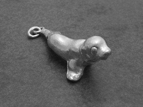 Silber Anhänger -Robbe massiv- Heuler Tier, Hersteller: Juwelier Harnisch, detailreiche Darstellung einer Robbe in silberner Farbe, ideal als Schmuckstück für Tierliebhaber.