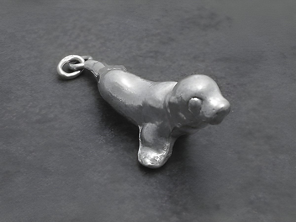 Silber Anhänger -Robbe massiv- Heuler Tier, Hersteller: Juwelier Harnisch, detailreiche Darstellung einer Robbe in silberner Farbe, ideal als Schmuckstück für Tierliebhaber.