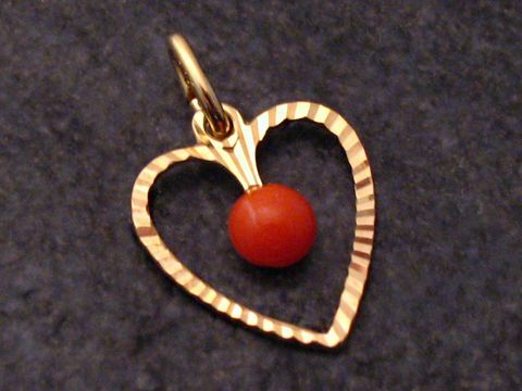 Herzanhänger aus gold mit koralle und diamantenschliff in der mitte, 16 mm, hergestellt von juwelier harnisch, aus perlen und steinen gefertigt.
