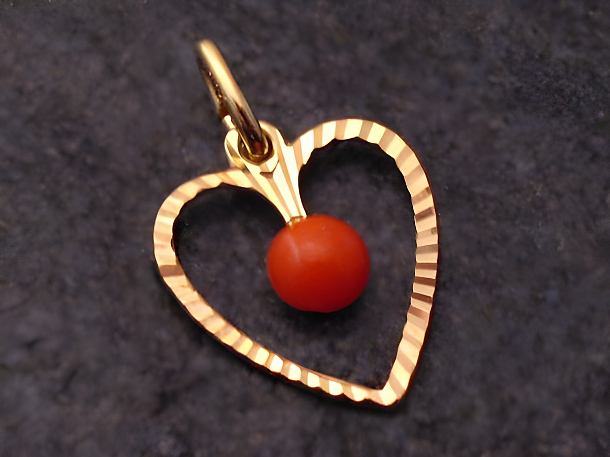 Herzanhänger aus gold mit koralle und diamantenschliff in der mitte, 16 mm, hergestellt von juwelier harnisch, aus perlen und steinen gefertigt.