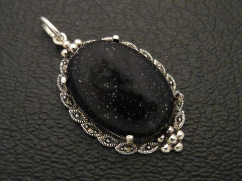 Cabochon synt. Goldstein schwarz Silber Medaillon Anhänger, mit filigranem Silberdesign, glänzend, eleganter Look, Hersteller Juwelier Harnisch, ideal als Schmuckstück für besondere Anlässe.