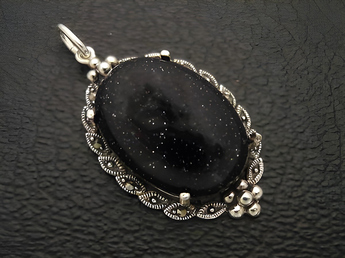 Cabochon synt. Goldstein schwarz Silber Medaillon Anhänger, mit filigranem Silberdesign, glänzend, eleganter Look, Hersteller Juwelier Harnisch, ideal als Schmuckstück für besondere Anlässe.