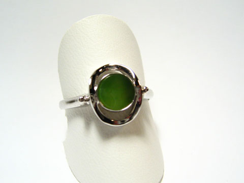 Silber Designer Ring rhodiniert mit einem smaragd-grünen Jade Stein, Hersteller Juwelier Harnisch, in fester Größe.