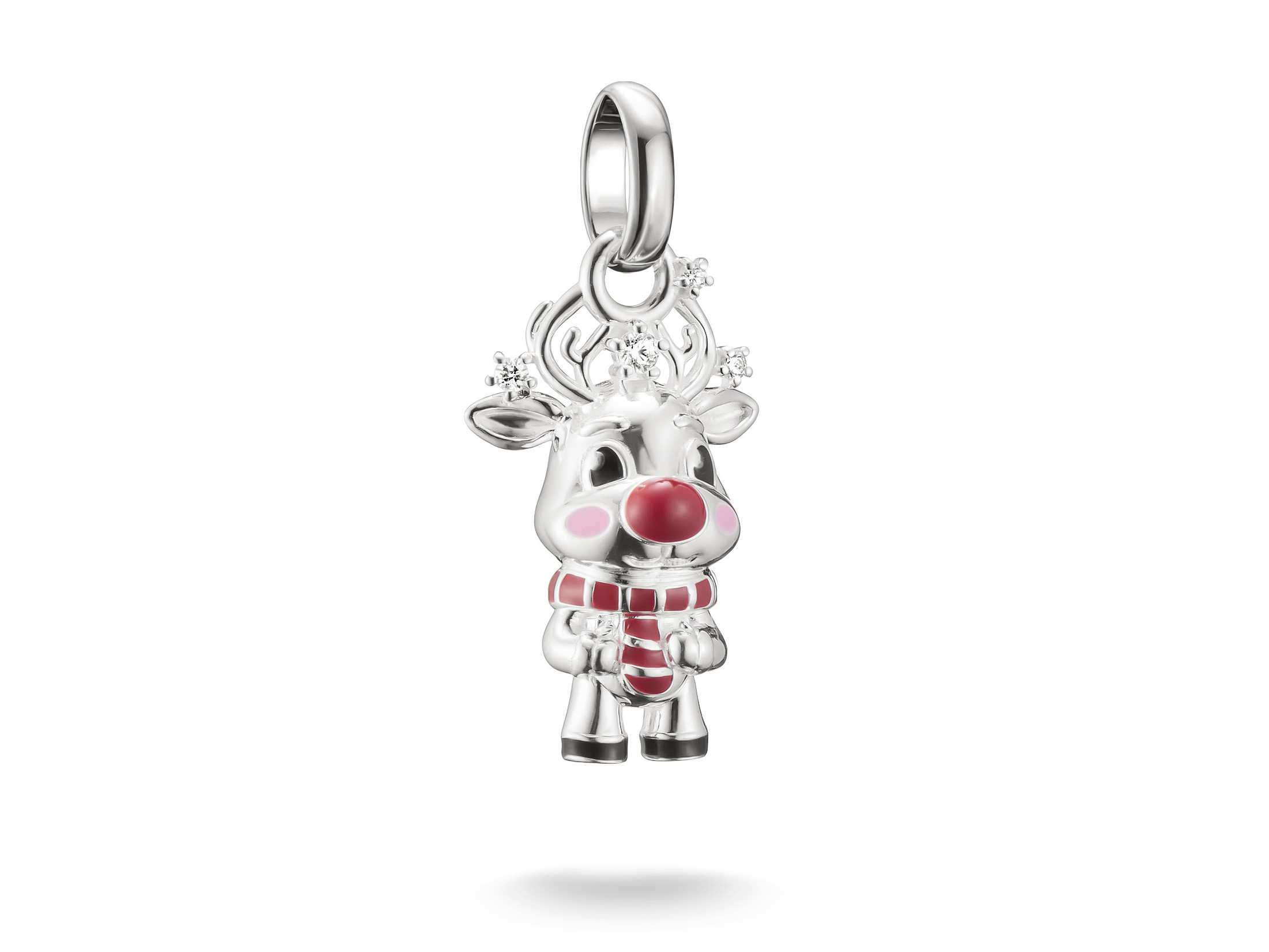 Charm-Anhänger in Form eines niedlichen Rentiers aus silbernem Material, mit roten Akzenten und einem schlichten Schal, ideal für Weihnachtsgeschenke oder festliche Anlässe.