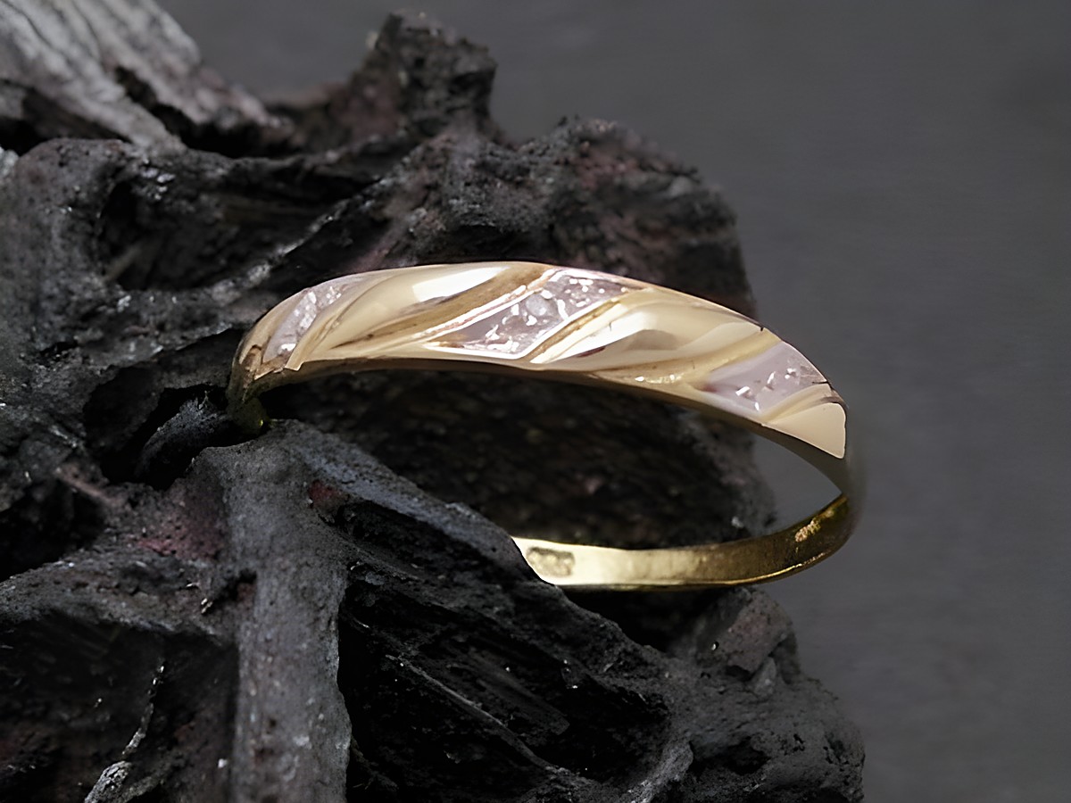 Gold Ring unvergänglich Gold 333 bicolor Diamant Goldring Gr. 50 Hersteller Juwelier Harnisch bis Gr. 50 16. Der Ring hat eine geschwungene Oberfläche mit Diamanten und einem edlen Design.