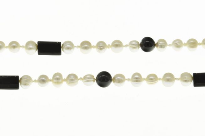 Perlenkette lang aus Süßwasser-Zuchtperlen und Onyx in den Farben Weiß und Schwarz, 142 cm, Hersteller Juwelier Harnisch, extra lang mit einem eleganten Design und abwechslungsreicher Farbgebung.