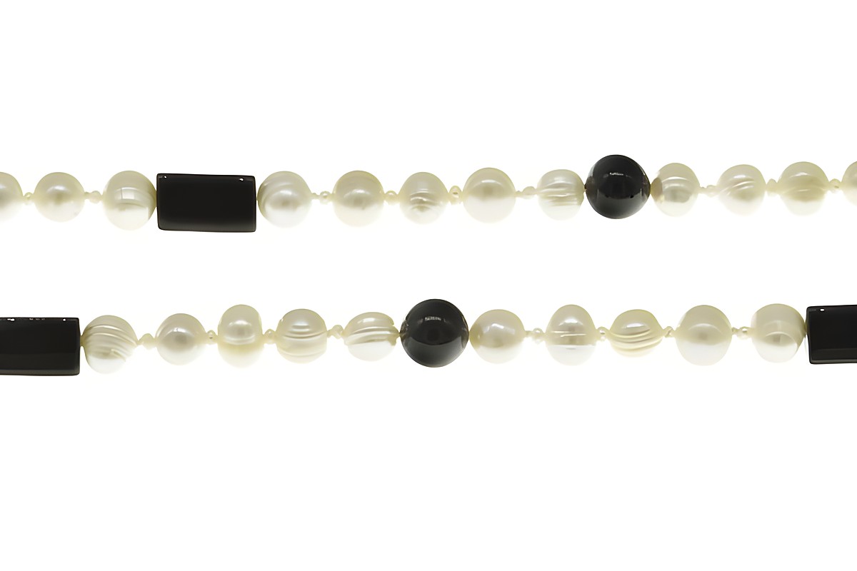 Perlenkette lang aus Süßwasser-Zuchtperlen und Onyx in den Farben Weiß und Schwarz, 142 cm, Hersteller Juwelier Harnisch, extra lang mit einem eleganten Design und abwechslungsreicher Farbgebung.