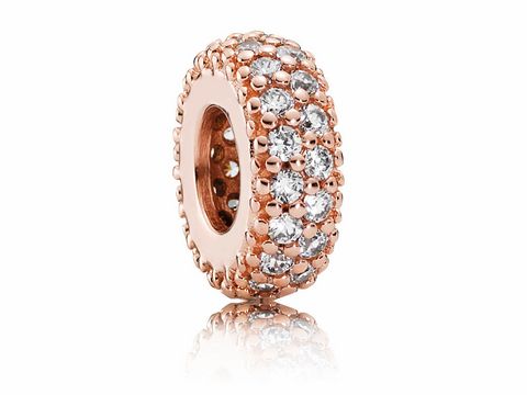 Das Bild zeigt ein Zwischenelement aus PANDORA Rose mit Pavé-Inspiration, das mit funkelnden Zirkonia besetzt ist und einen eleganten, rosafarbenen Glanz hat.