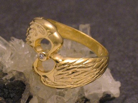 Goldring mit zwei Adlern aus Gold 333 und Brillant, Größe 64, hergestellt von Juwelier Harnisch, für einen modischen und eleganten Look über Größe 60/19.