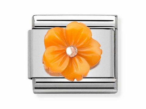 Die Perlmutt-Blüte in Orange von Nomination aus der Classic Roségold Kollektion zeigt eine stilisierte Blume mit einem zentralen Stein, eingefasst in ein hochwertiges Metalldesign.