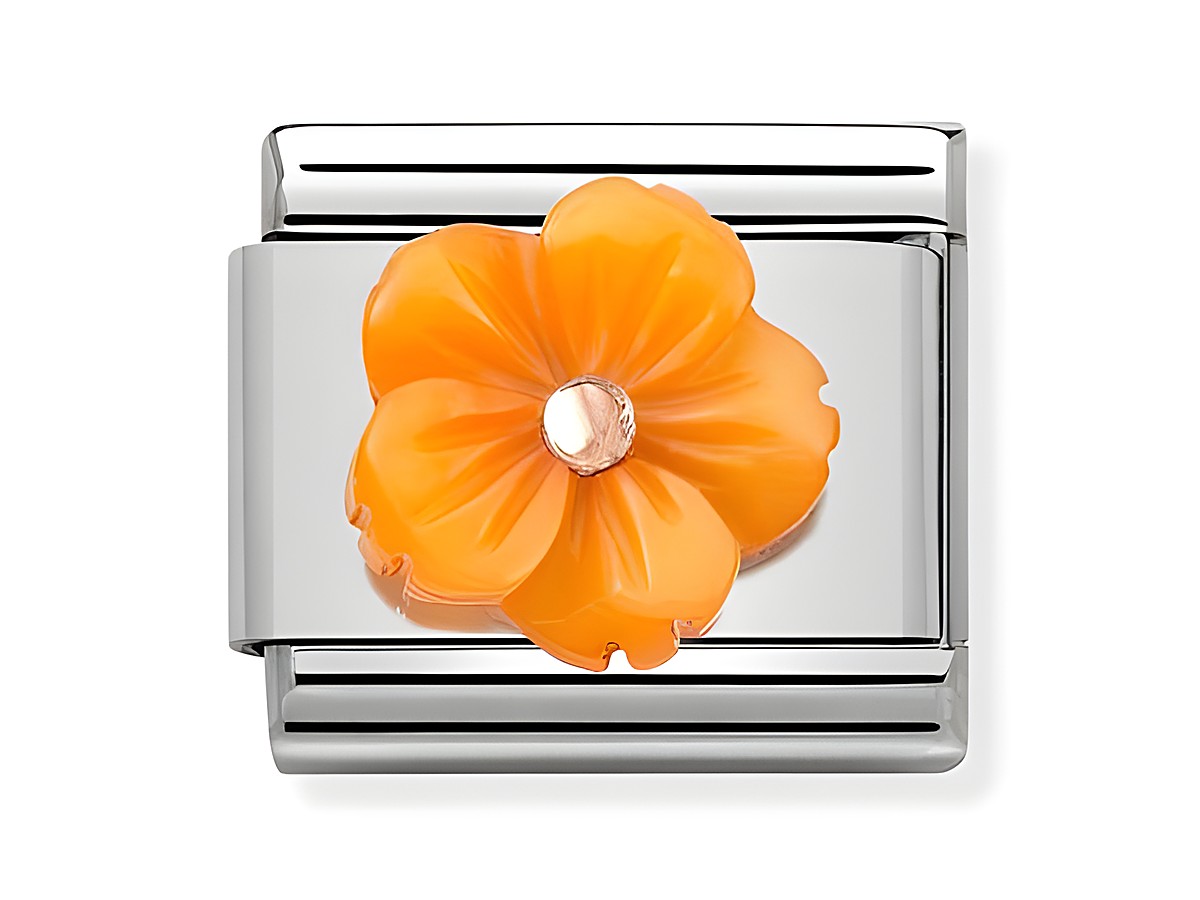 Die Perlmutt-Blüte in Orange von Nomination aus der Classic Roségold Kollektion zeigt eine stilisierte Blume mit einem zentralen Stein, eingefasst in ein hochwertiges Metalldesign.