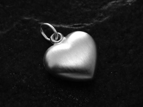 Herz Sterling Silber Anhänger plastisch und mattiert, Hersteller Juwelier Harnisch, elegant und zeitlos im Design, ideal als Geschenk oder zum persönlichen Schmuck.