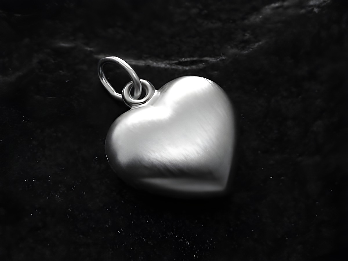 Herz Sterling Silber Anhänger plastisch und mattiert, Hersteller Juwelier Harnisch, elegant und zeitlos im Design, ideal als Geschenk oder zum persönlichen Schmuck.
