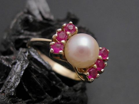 49465-0 Gold Perlen Ring edel mit einer Zuchtperle in der Mitte, umgeben von synthetischen Rubinen, Gold 333, Größe 51,5, Hersteller Juwelier Harnisch, bis Größe 52.