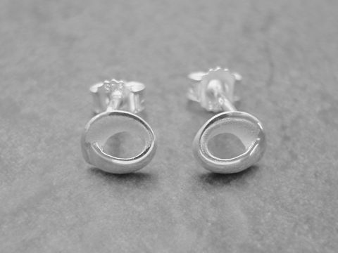 Kringel Design Ohrringe aus Sterling Silber, zeitlos und elegant. Hersteller: Juwelier Harnisch, verziert mit Zirkonia. Ideal für jeden Anlass.