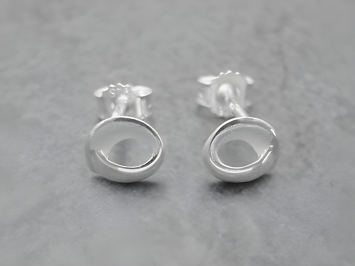 Kringel Design Ohrringe aus Sterling Silber, zeitlos und elegant. Hersteller: Juwelier Harnisch, verziert mit Zirkonia. Ideal für jeden Anlass.