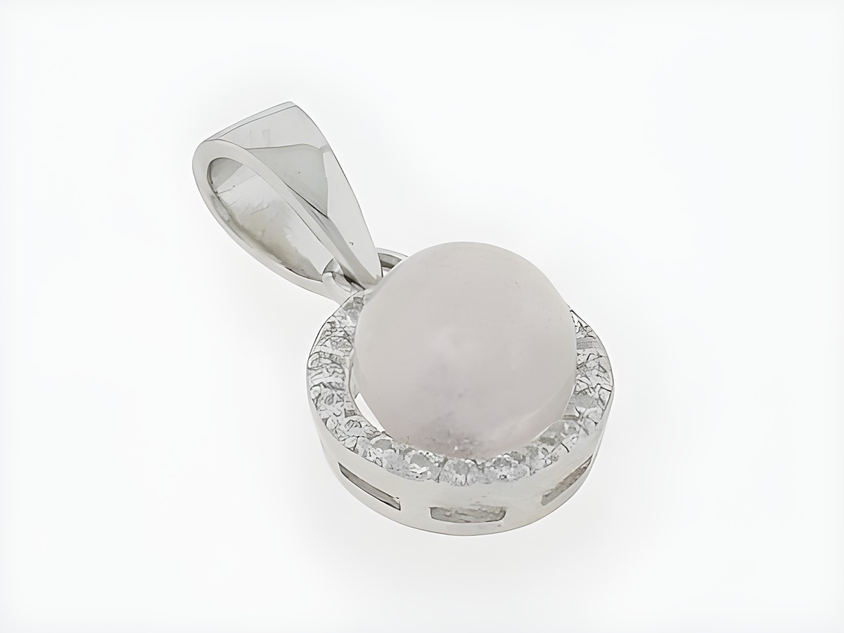 Runder Silber Anhänger aus edlem Silber mit einem zentralen Rosenquarz und klaren Zirkonia, hergestellt von Juwelier Harnisch, ergänzt durch weitere Steine.
