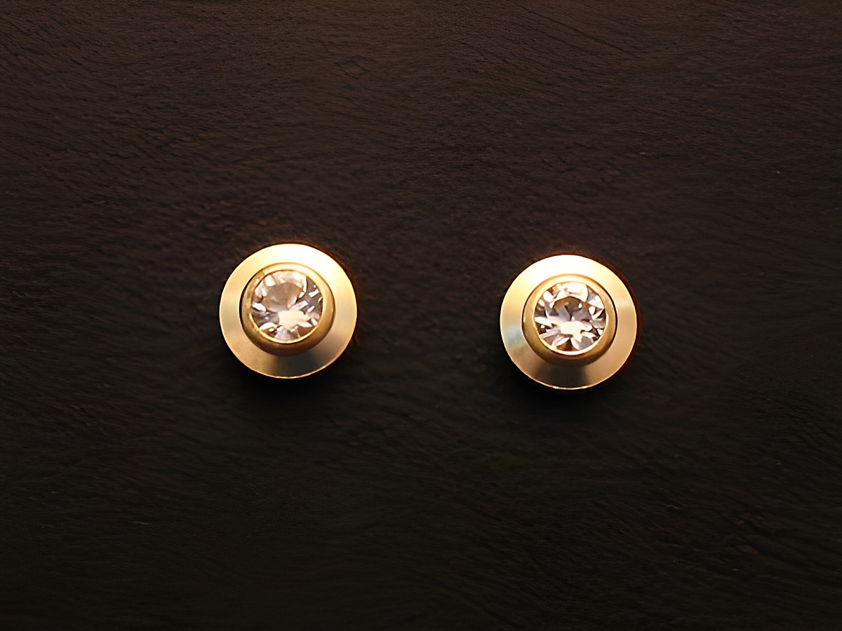 Moderne Ohrringe aus Gold 333, elegant mit Zirkonia, Hersteller Juwelier Harnisch, stilvolles Design für besondere Anlässe.