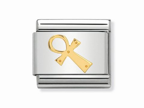 Classic Anch Kreuz Ankh Gold von Nomination ist ein elegantes Schmuckelement mit einem glänzenden, silbernen Hintergrund und einem goldenen Ankh-Symbol in der Mitte, das für ewiges Leben steht.