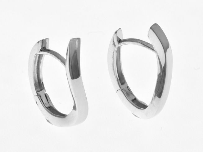 Creolen aus rhodiniertem Sterling Silber mit einem Durchmesser von 1,8 cm und einer Stärke von 2,2 mm vom Hersteller Juwelier Harnisch, elegant und zeitlos. Ideal für jeden Anlass.
