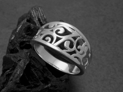 Silber Ring im filigranen Design aus Sterling Silber in Größe 58, hergestellt von Juwelier Harnisch, mit dekorativen Mustern und hochwertiger Verarbeitung.