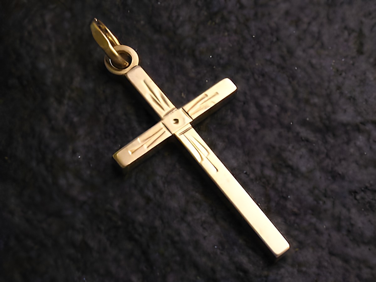 Elegantes modernes Goldkreuz aus Gold 333, hergestellt von Juwelier Harnisch, in klassischem Design mit feinen Linien und einem ansprechenden Glanz, ideal als Schmuckstück oder Geschenk.