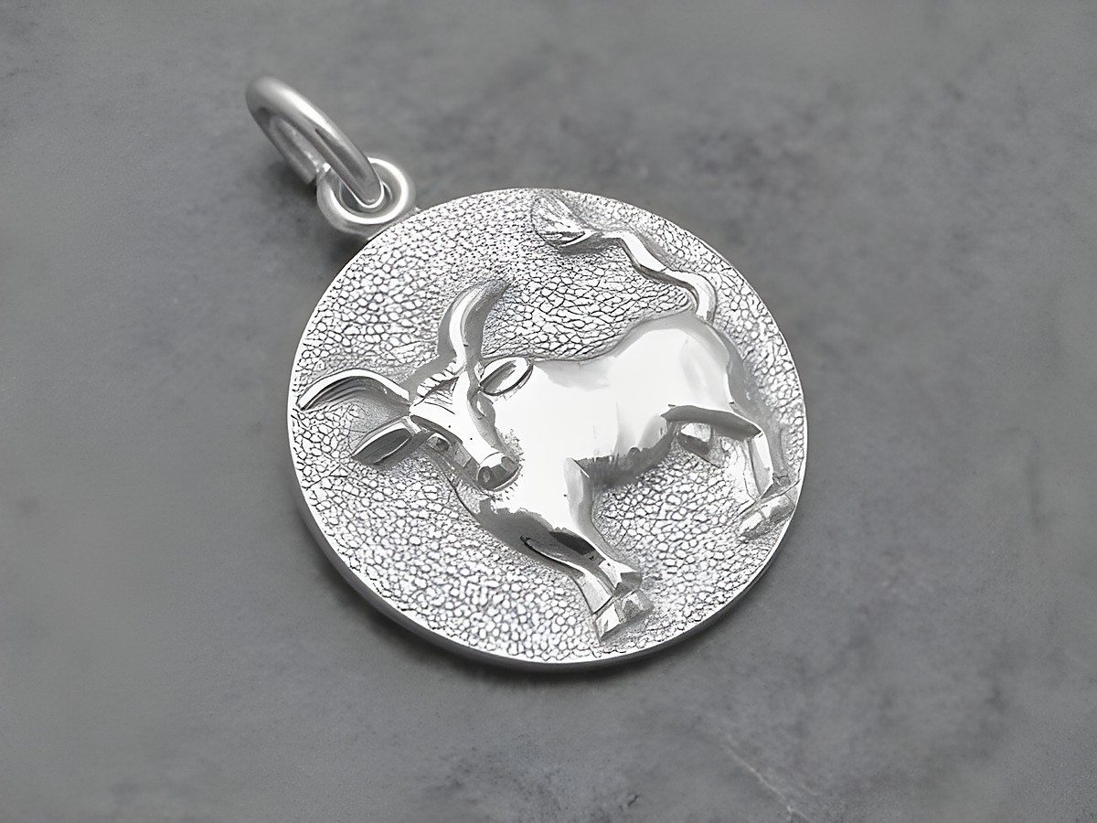 Silber Anhänger Sternzeichen Stier rund von Juwelier Harnisch mit detailreicher Darstellung eines Stiers, ideal als persönliches Schmuckstück oder Geschenk.