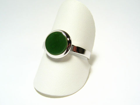 Silber Designer Ring rhodiniert mit Jade in smaragd-grün, Hersteller Juwelier Harnisch, der Ring ist verstellbar und auf einem Schmuckständer präsentiert.