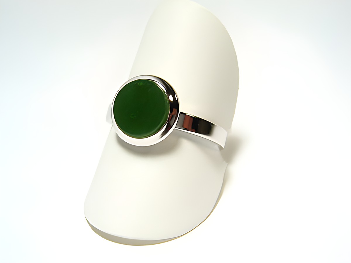 Silber Designer Ring rhodiniert mit Jade in smaragd-grün, Hersteller Juwelier Harnisch, der Ring ist verstellbar und auf einem Schmuckständer präsentiert.