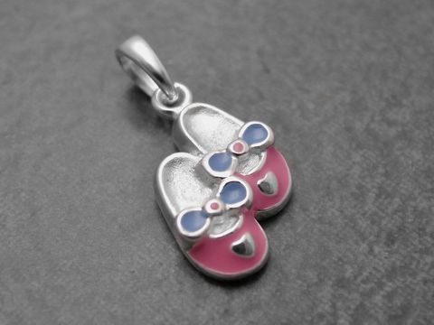 Niedlicher Anhänger in Form von Kinderschuhen aus Sterling Silber mit pinken und hellblauen Akzenten von Juwelier Harnisch, ideal für Kinder.