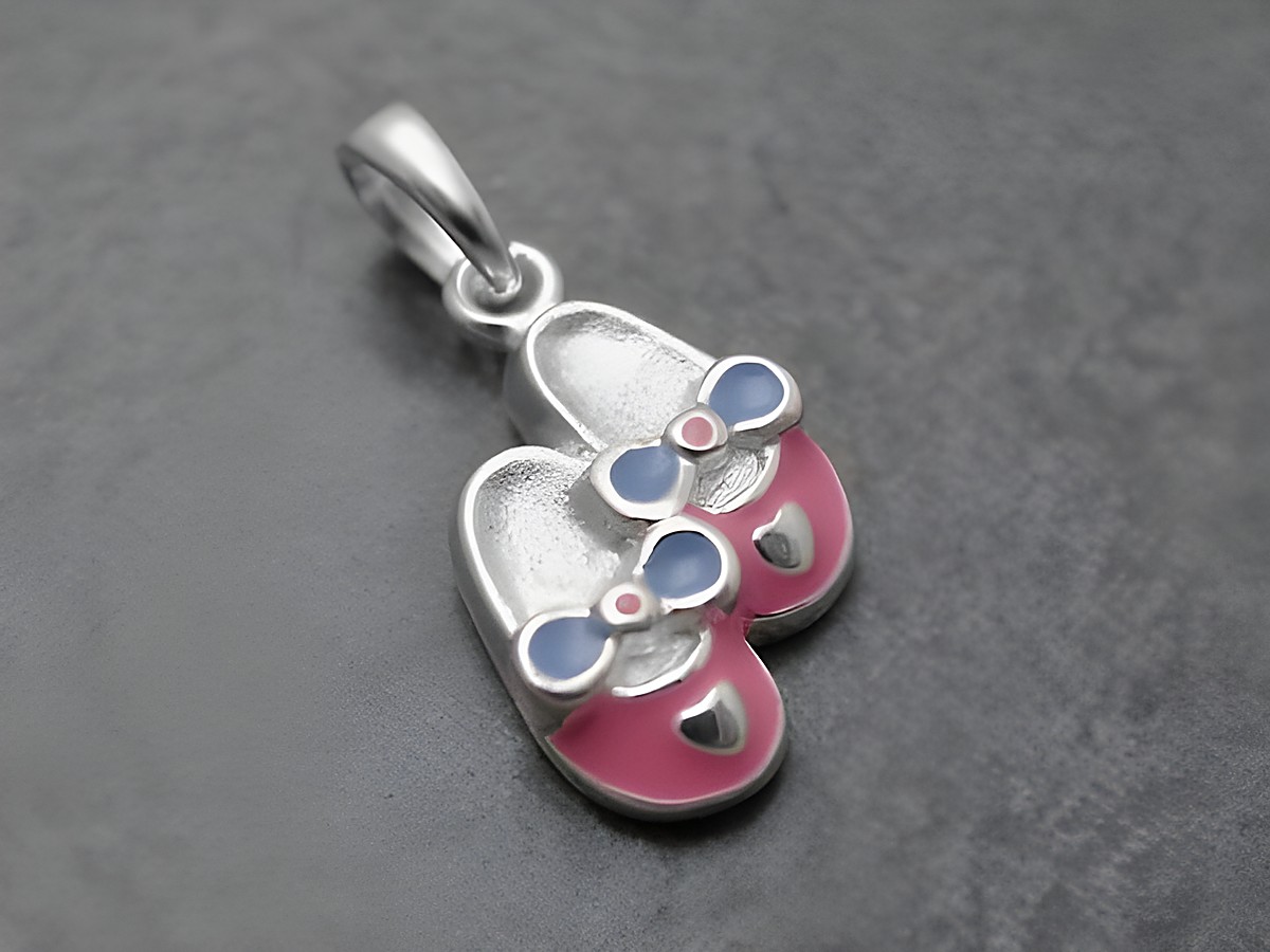 Niedlicher Anhänger in Form von Kinderschuhen aus Sterling Silber mit pinken und hellblauen Akzenten von Juwelier Harnisch, ideal für Kinder.