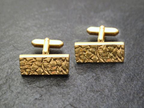 Charmante vergoldete Manschettenknöpfe im eleganten Design von Juwelier Harnisch, goldfarben mit strukturierter Oberfläche, ideal für besondere Anlässe und stilvolle Outfits.