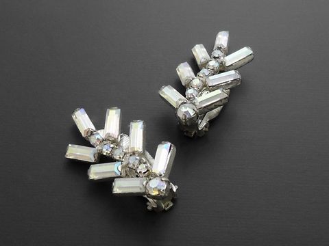 Strass Ohrclip in pompösem Design mit bunten und schimmernden Strasssteinen, Hersteller Juwelier Harnisch, idealer Schmuck für besondere Anlässe.