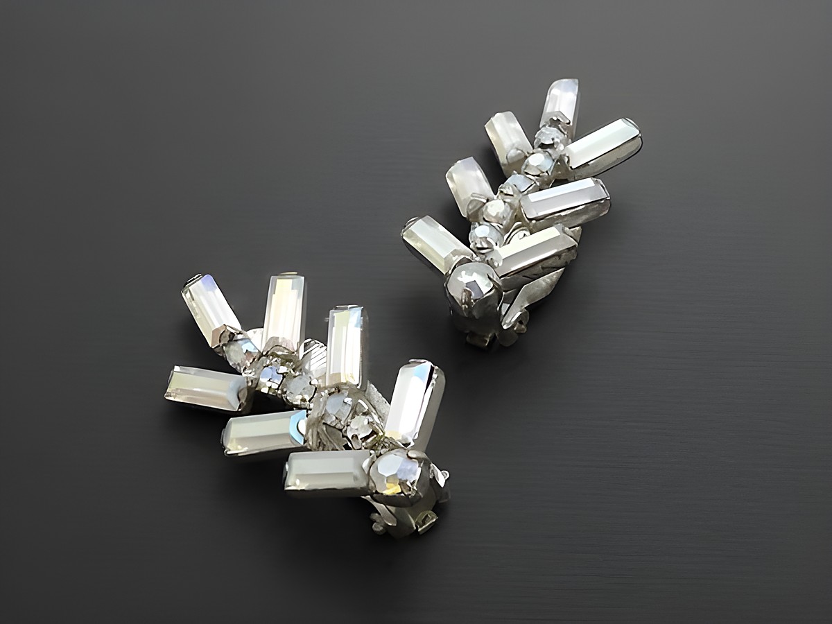 Strass Ohrclip in pompösem Design mit bunten und schimmernden Strasssteinen, Hersteller Juwelier Harnisch, idealer Schmuck für besondere Anlässe.