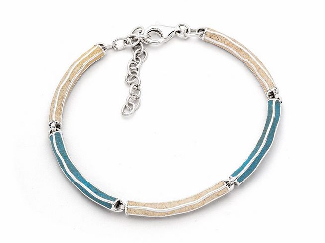 Ein rhodiniertes Armband aus Sterling Silber mit Strandsand und blauen Steinsand-Elementen in einem eleganten Design, ideal für stilvolle Akzente. Länge 20 cm.