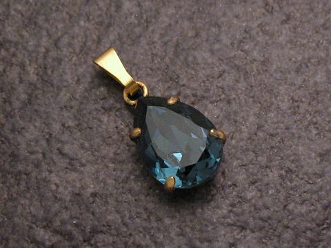 Blauer Strass Anhänger im Tropfen-Design mit goldener Fassung, ideal für einen sexy City Look, Hersteller: Juwelier Harnisch, erhältlich in weiteren Formen.
