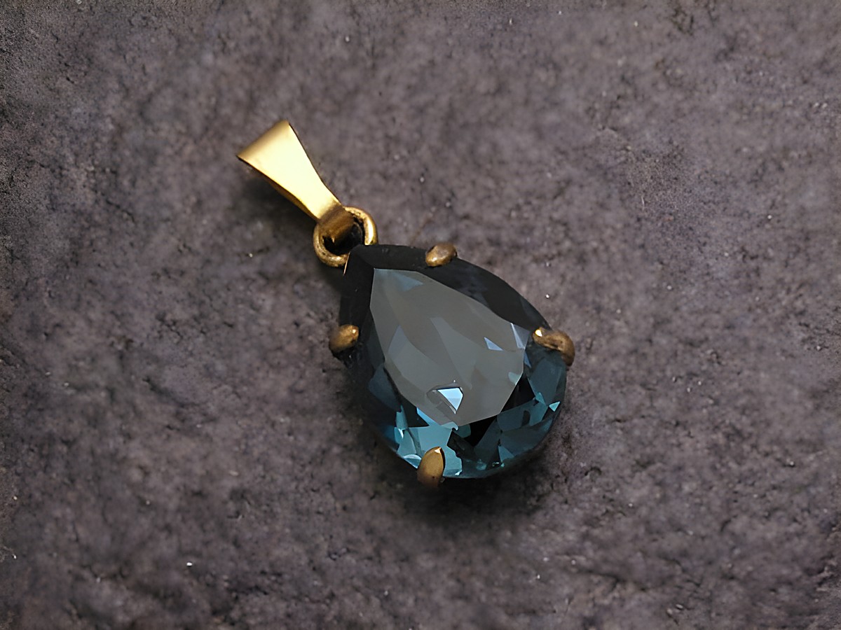 Blauer Strass Anhänger im Tropfen-Design mit goldener Fassung, ideal für einen sexy City Look, Hersteller: Juwelier Harnisch, erhältlich in weiteren Formen.