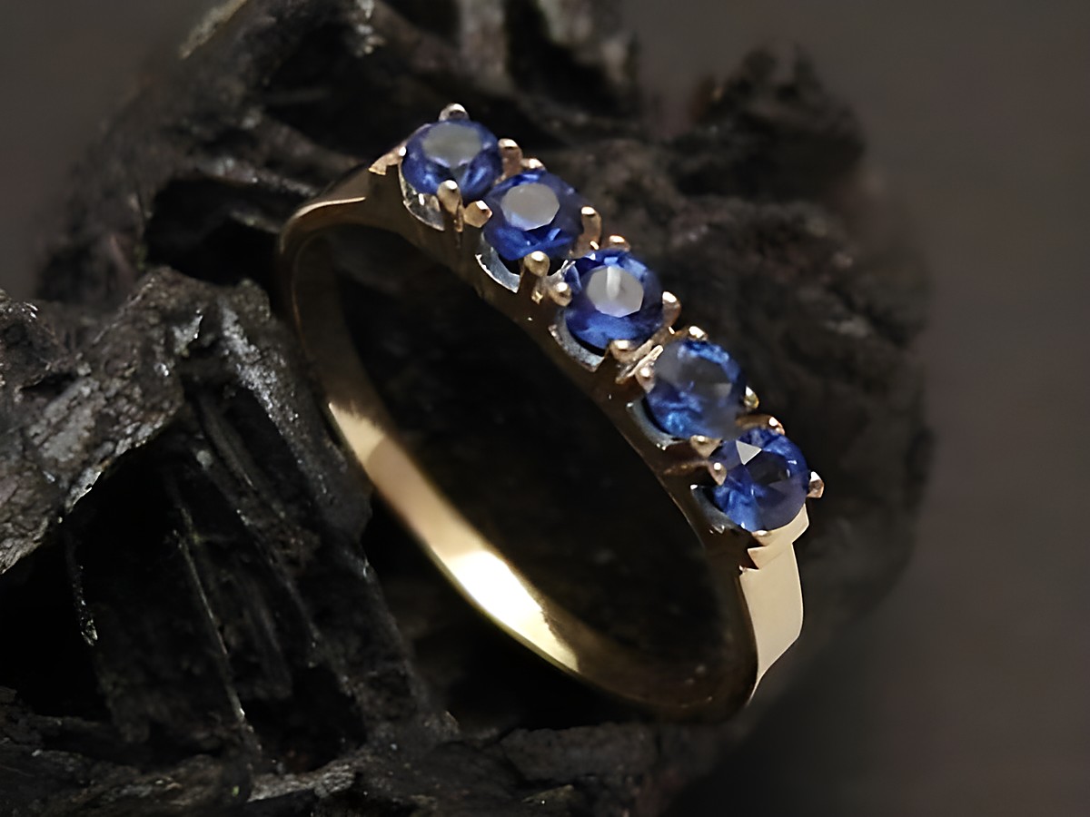 Bezaubernder Goldring in Gold 333 mit synthetischen Saphiren in Größe 54, Hersteller: Juwelier Harnisch. Elegante Gestaltung mit fünf leuchtenden Saphiren.