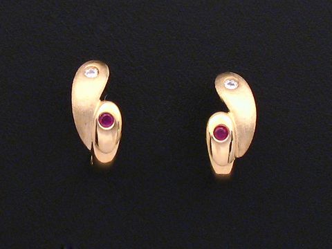 Gold Ohrringe in Halbcroele-Design mit Rubin und Zirkonia, Hersteller Juwelier Harnisch, elegant und zeitlos, ideal für besondere Anlässe oder den Alltag.