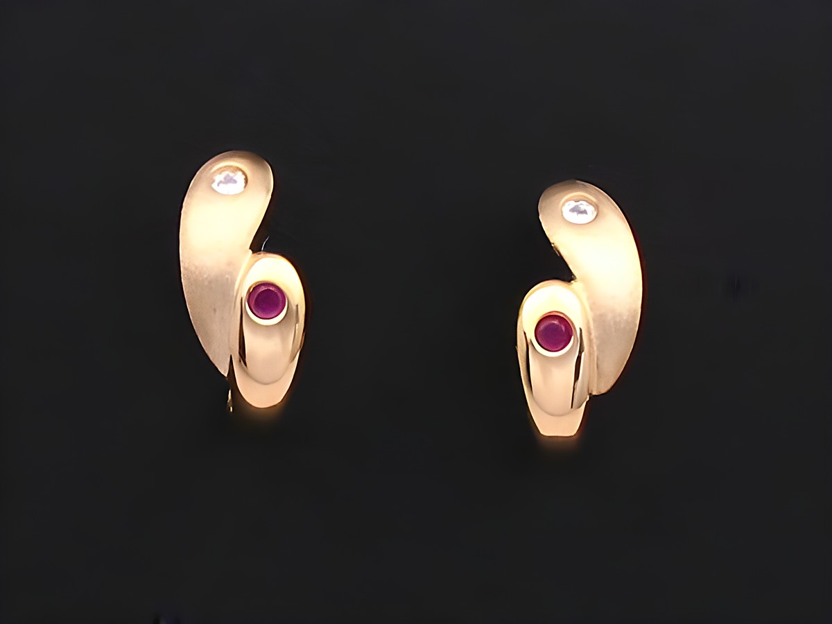 Gold Ohrringe in Halbcroele-Design mit Rubin und Zirkonia, Hersteller Juwelier Harnisch, elegant und zeitlos, ideal für besondere Anlässe oder den Alltag.