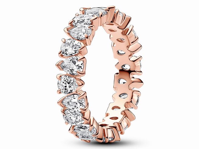Abwechselnd funkelnder Band-Ring von Pandora in Roségold Vergoldung mit Zirkonia, Größe 58/18,5. Der Ring zeigt eine elegante Anordnung von strahlenden Steinen für einen glamourösen Look.