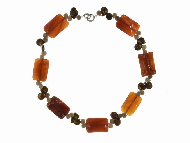 Steinkette aus Karneol und Süßwasser-Zuchtperlen in Braun, Länge 47 cm, mit Silberverschluss, abwechslungsreiche Formen und Farben, elegant und hochwertig verarbeitet von Juwelier Harnisch.