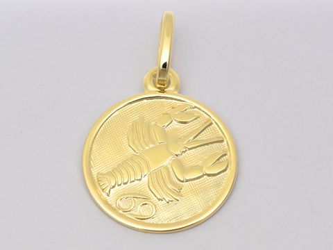 Krebs Gold Sternzeichen poliert 12 mm von Juwelier Harnisch zeigt eine detaillierte Gravur eines Krebses auf einer goldenen Medaille.