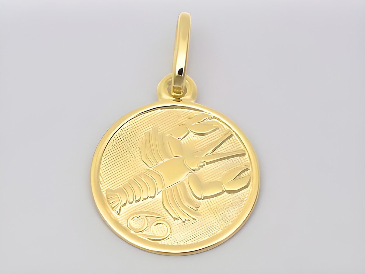 Krebs Gold Sternzeichen poliert 12 mm von Juwelier Harnisch zeigt eine detaillierte Gravur eines Krebses auf einer goldenen Medaille.