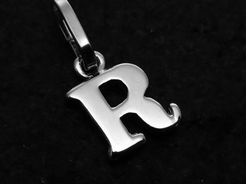 Buchstaben Anhänger R aus Weißgold 585, glänzende Oberfläche, Hersteller Juwelier Harnisch, schlichte und elegante Gestaltung, ideal als persönliches Accessoire oder Geschenk.