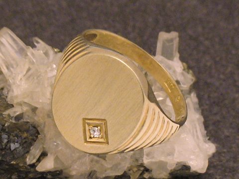 Goldring klassisch Gold 585 mit Diamant Größe 59,5, Hersteller Juwelier Harnisch, bis Größe 60/19, elegant und zeitlos gestaltet, ideal als Schmuckstück für besondere Anlässe.