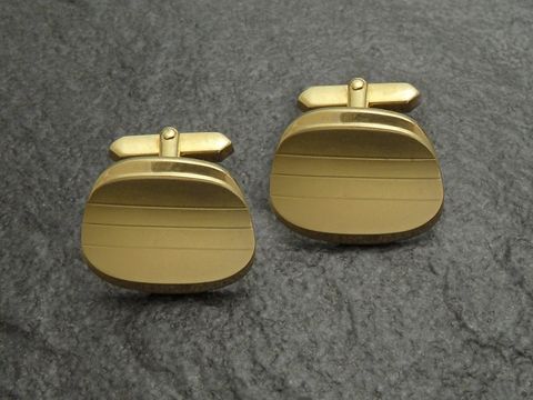 Manschettenknöpfe gewölbt - vergoldet - Design - cufflinks, Hersteller: Juwelier Harnisch, goldfarben, elegante Form mit feinen Linien für einen stilvollen Akzent.