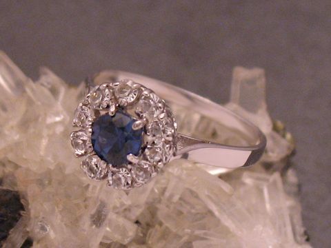 Goldring mit Gold 333, synth. Safir und Zirkonia, Größe 54,5, Hersteller Juwelier Harnisch, bis Größe 56/18, funkelndes Design mit runder Safir-Mitte, umgeben von Zirkonia.